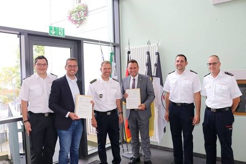Von l.n.r. Stv. Kommandant FFW Rheinmünster Stephan Burkard, Bürgermeister Thomas Lachnicht, Kreisbrandmeister Heiko Schäfer, Bürgermeister Christian Schmid, Kommandant FF Iffezheim Steffen Strobel, Stv. Kommandant FF Iffezheim Simon Franz