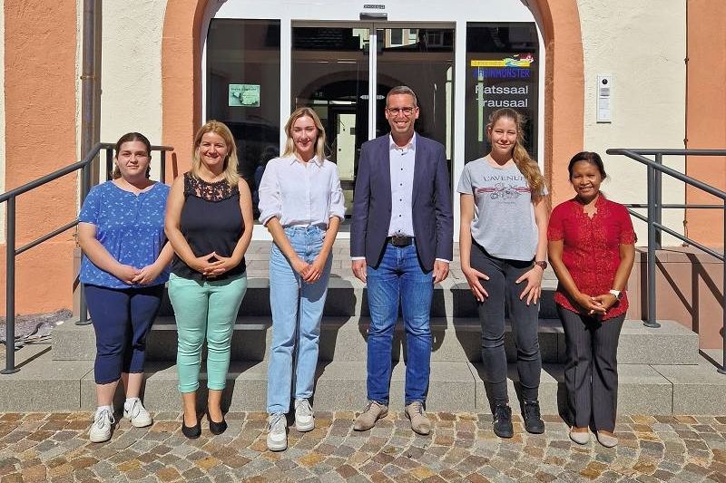 von links: Alina Hofmann, Beatrix Tóthné Nagy, Alesja Hoffmann, Bürgermeister Thomas Lachnicht, Denise Fischer und Emy Michels