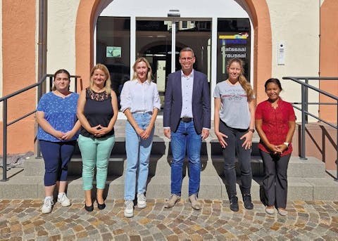 von links: Alina Hofmann, Beatrix Tóthné Nagy, Alesja Hoffmann, Bürgermeister Thomas Lachnicht, Denise Fischer und Emy Michels