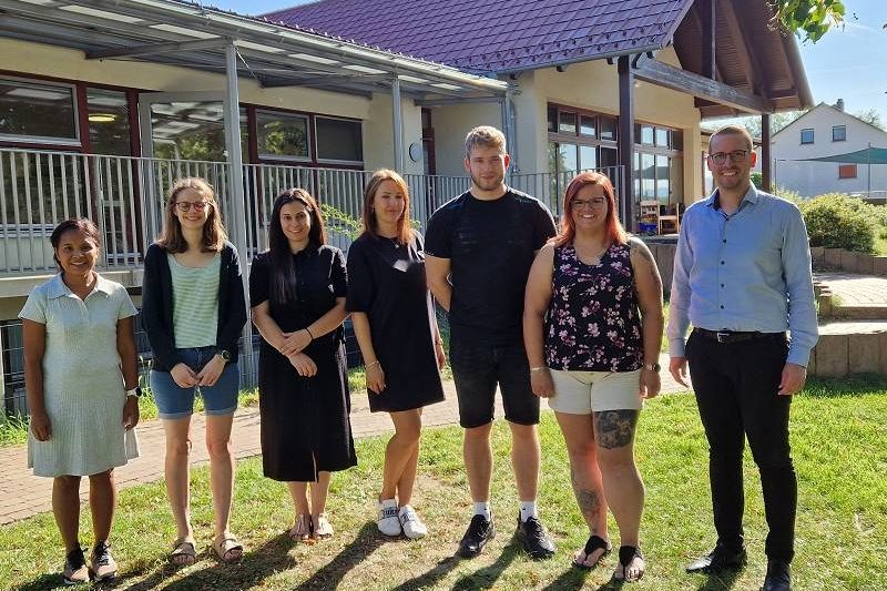 von links: PiA-Auszubildende Emy Michels, Kitaleiterin Sophia Wegner, Erzieher/innen Eda Sari, Christine Herzog, Rouven Wöhrle, Nathalie Biegert und Bürgermeister Thomas Lachnicht