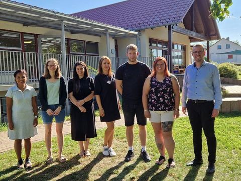 von links: PiA-Auszubildende Emy Michels, Kitaleiterin Sophia Wegner, Erzieher/innen Eda Sari, Christine Herzog, Rouven Wöhrle, Nathalie Biegert und Bürgermeister Thomas Lachnicht