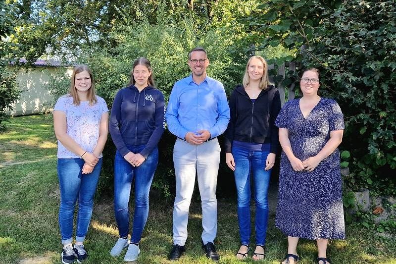 von links: Erzieherin Sarah König, PiA-Auszubildende Denise Fischer, Bürgermeister Thomas Lachnicht, PiA-Auszubildende Lina Krös und Erzieherin Janine Cibis-Viethen