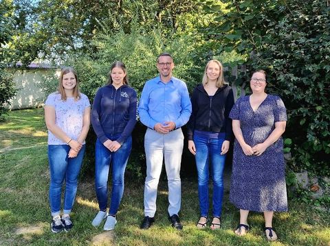 von links: Erzieherin Sarah König, PiA-Auszubildende Denise Fischer, Bürgermeister Thomas Lachnicht, PiA-Auszubildende Lina Krös und Erzieherin Janine Cibis-Viethen