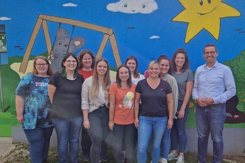 Das Team der Erzieherinnen der Kita Söllingen von links: Vanessa Drapp, Sybille Schwalb, Sabine Hofmann (Kita-Leitung), Cora Greif, Nadja Zimpfer, Alina Straub, Marion Deißler, Selcan Demirez, Yasmin Keding und Bürgermeister Thomas Lachnicht