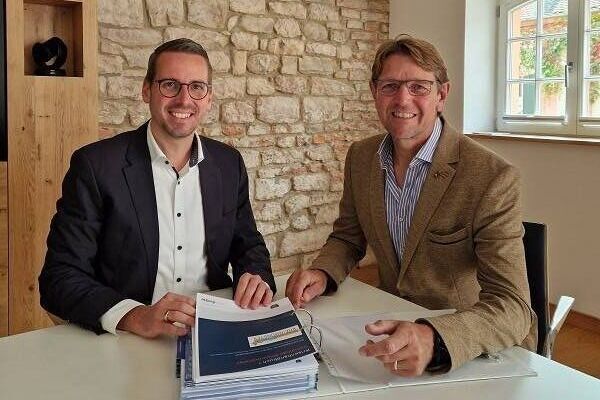 Übergabe des Handbuches an den Bürgermeister