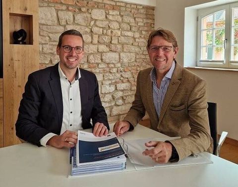Übergabe des Handbuches an den Bürgermeister