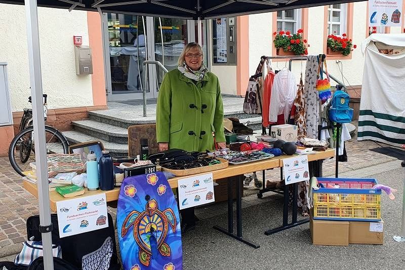 Carolin Littwin hinter dem Flohmarktstand vom Gemeinde-Fundbüro