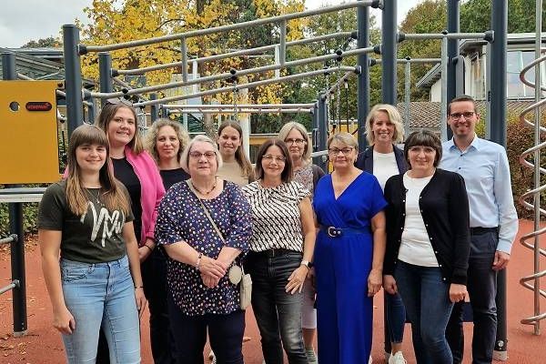 von links vorne: Stephanie Koch, Heike Mester, Elisabeth Ernst-Ehinger, Katharina Wiebe, Irene Bon // Hinten: Veronika Herr, Andelina Durst, Yvonne Eidelsburger, Petra Engel-Beier, Jennifer Brielmaier, Bürgermeister Thomas Lachnicht
