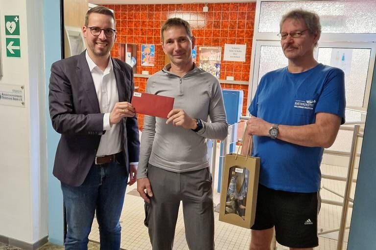 Gutscheinübergabe im Hallenbad