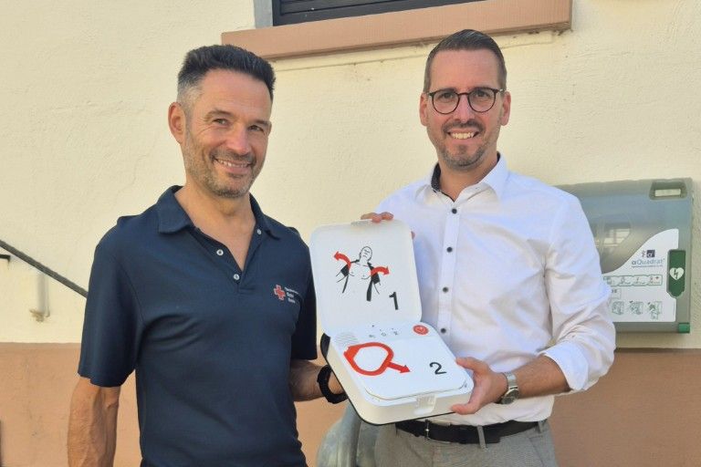 von links: Thomas Rupprich, Deutsches Rotes Kreuz Kreisverband Bühl-Achern e.V. und Bürgermeister Thomas Lachnicht  vor der Festhalle Schwarzach