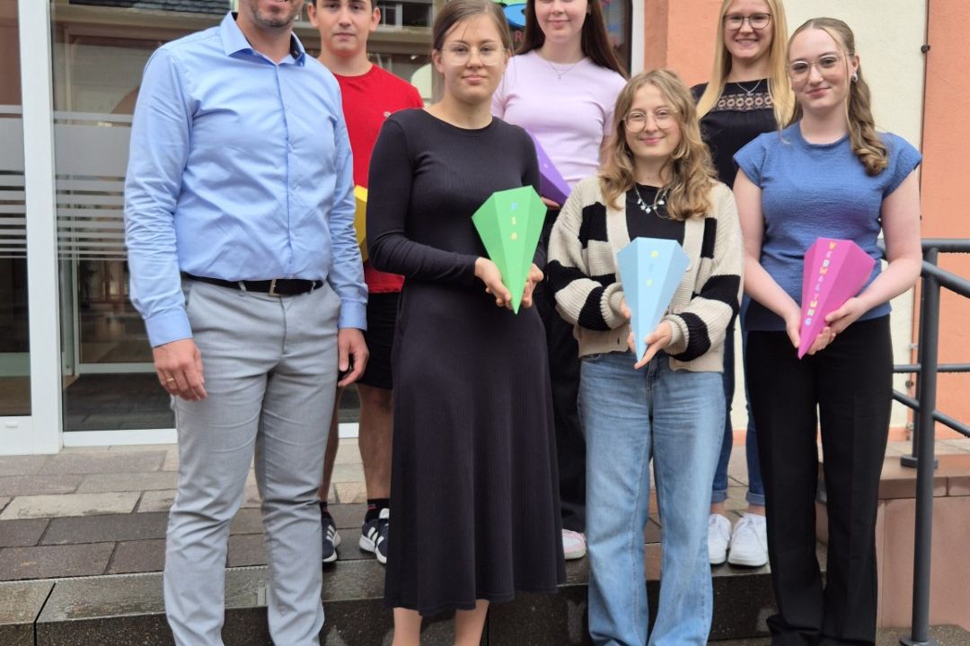 von links: Bürgermeister Thomas Lachnicht, Romeo Aelzenberger Tatjana Rettinger, Emily Kobert, Alina Lenz, Ausbildungsleiterin Caroline Krämer, Miley Küstner; es fehlen Liah Schuster und Kristina Merk