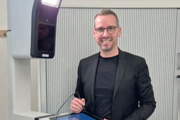 Bürgermeister Thomas Lachnicht am PointID-Standgerätes im Meldeamt Rheinmünster