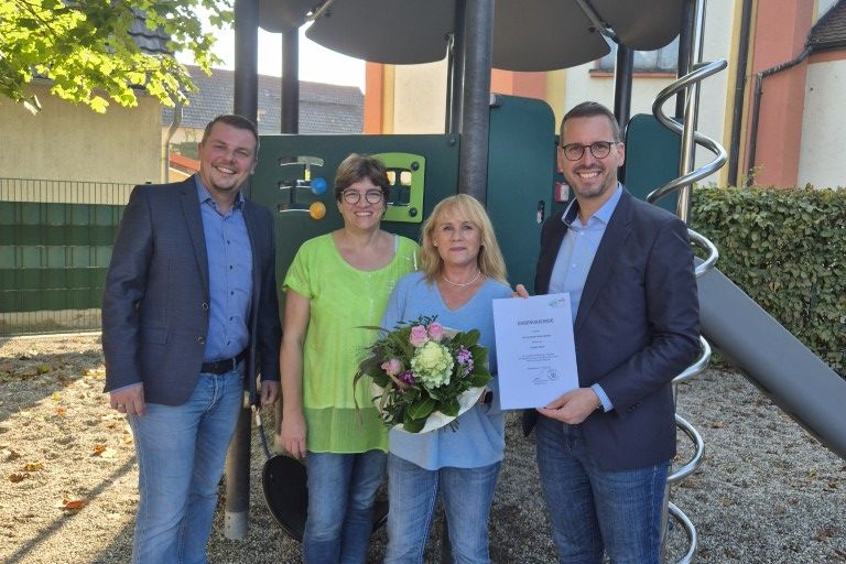 Hauptamtsleiter Mathias Bethge, KiTa-Leitung Daniela Reif, Jubilarin Claudia Stoltz, Bürgermeister Thomas Lachnicht (v.l.n.r.) 