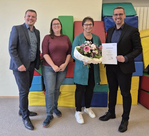 Gratulation zum 40jährigen Dienstjubiläum von Angelika Glattfelder (3. von links)