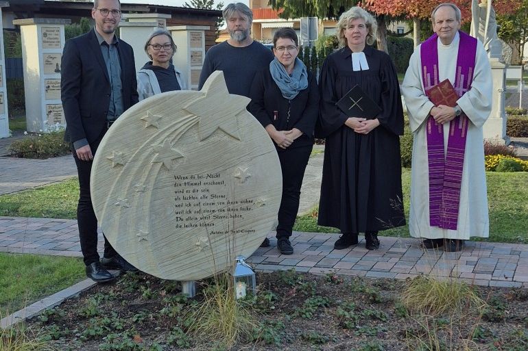 Einweihung eines neuen Grabfeldes für Sternenkinder auf dem Friedhof Schwarzach