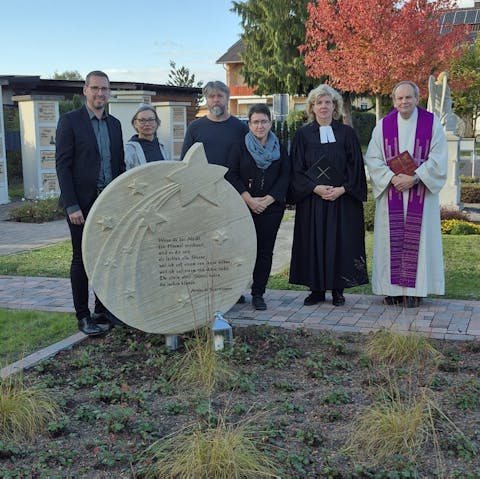 Einweihung eines neuen Grabfeldes für Sternenkinder auf dem Friedhof Schwarzach
