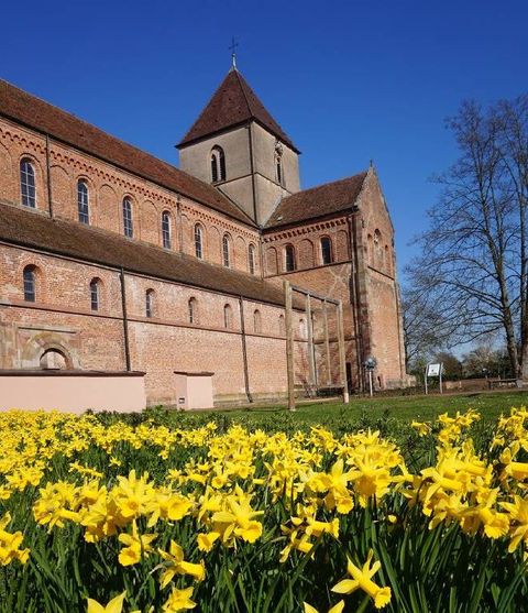 Besonders schön auch im Frühjahr mit liebevoller Bepflanzung