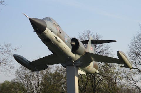 Ausgestelltes Flugzeug auf dem Museumsgelände
